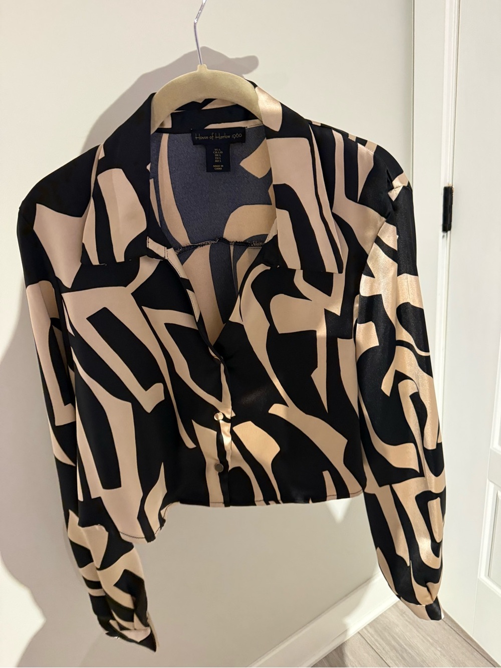 House of Harlow 1960 Black & Beige Abstract Satin Button-Front Blouse